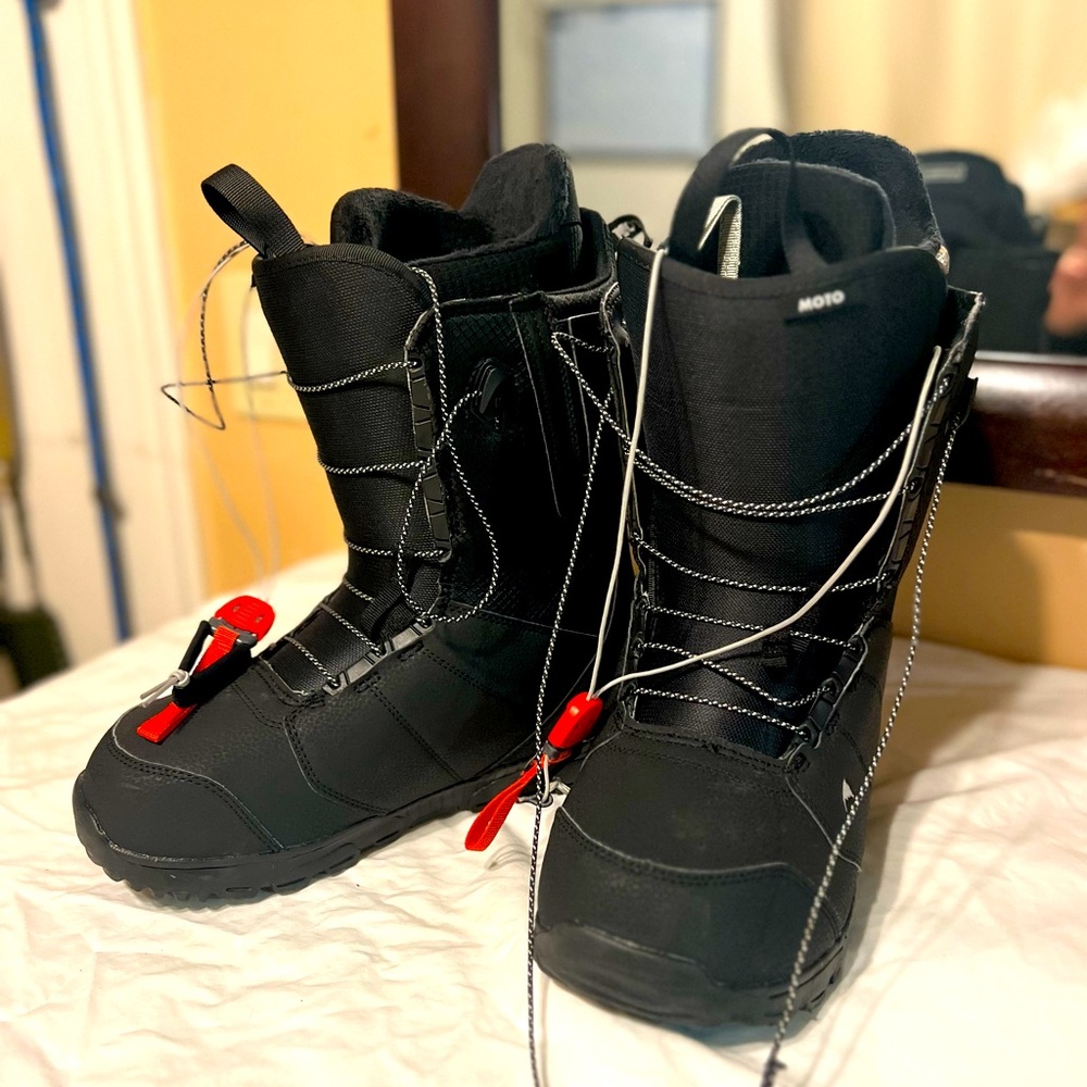 Burton Moto Mens snowboarding boots in black with white detail.